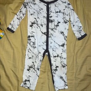 Play kyte baby Charcoal marble romper.